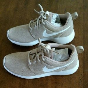 NIB Nike Women's Roshe One Trainers Size 6